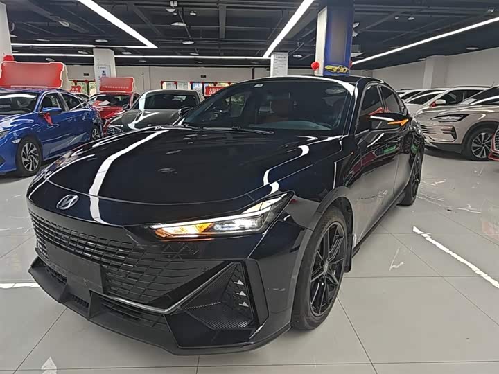 Changan UNI-V 2022 1.5 T Premium — фото 2