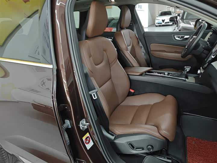 Volvo XC60 2018 T 5 4 WD — фото 19