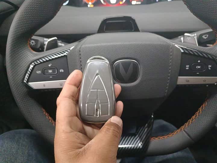 Changan UNI-V 2024 1.5 T Premium — фото 9