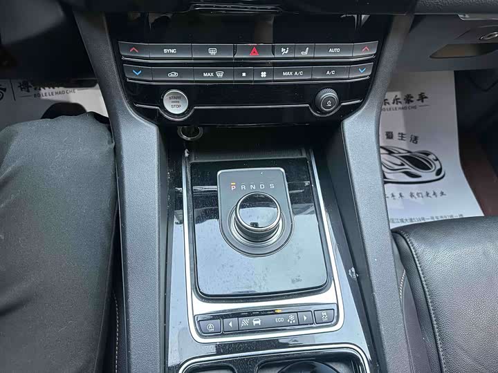 Jaguar F-PACE 2018 2.0 T 4 WD — фото 11