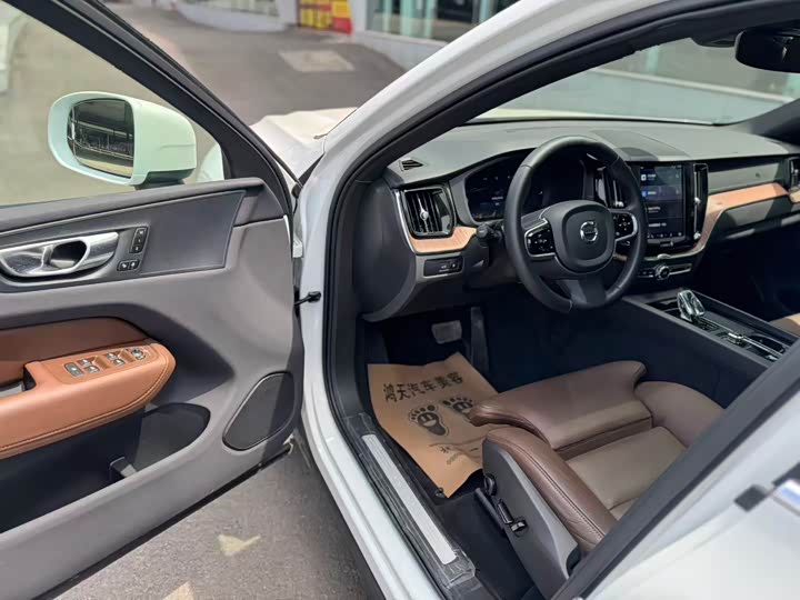Volvo XC60 Hybrid 2025 Hybrid 4 WD — фото 4