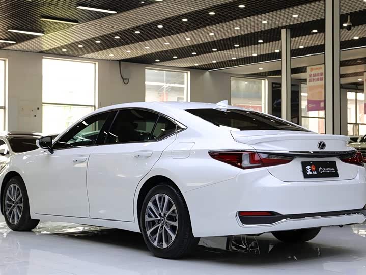 Lexus ES 2022 300h — фото 19