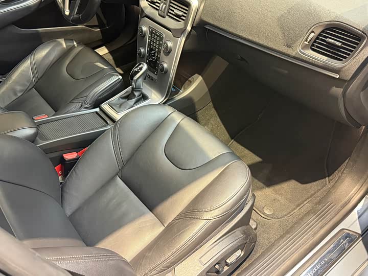 Volvo V40 2017 T 3 — фото 15