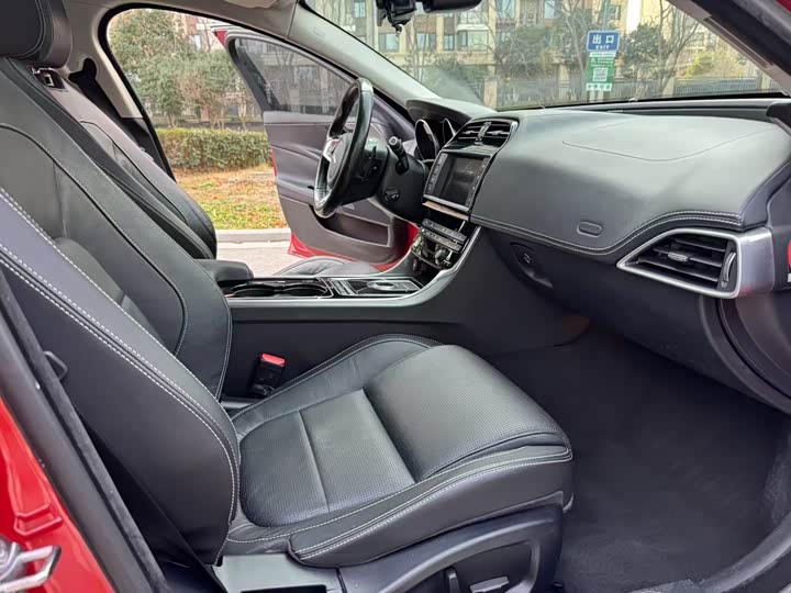 Jaguar XE 2015 2.0 T 200 PS R-Sport — фото 10