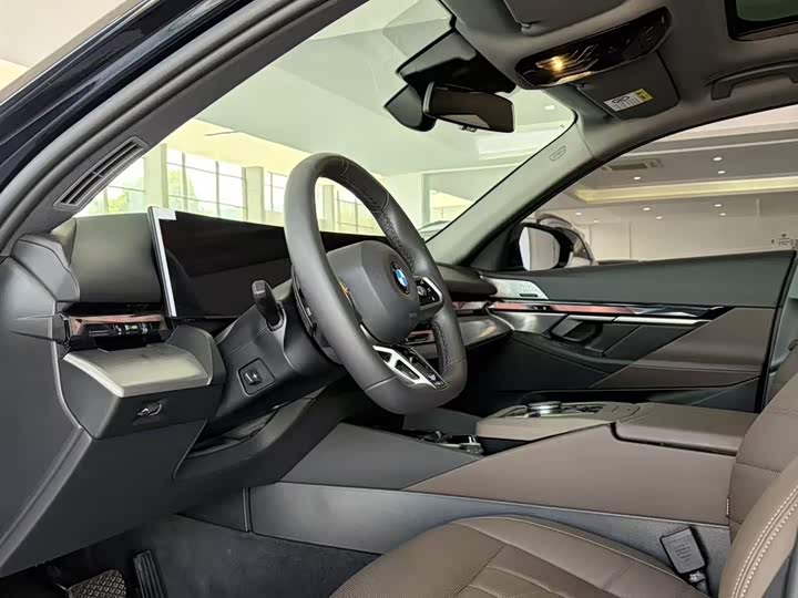 BMW 5-Series 2025 530 Li Leading M — фото 13