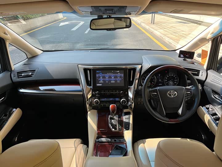 Toyota Alphard — фото 9