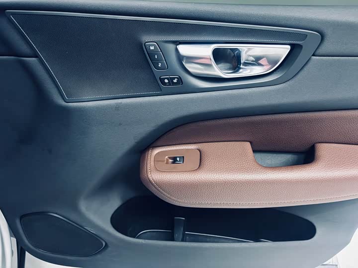 Volvo XC60 2022 B 5 4 WD — фото 16
