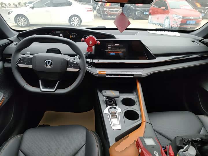 Changan UNI-V 2022 1.5 T Premium — фото 12