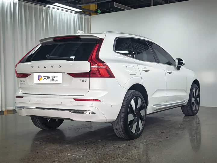 Volvo XC60 Hybrid 2025 Hybrid 4 WD — фото 3