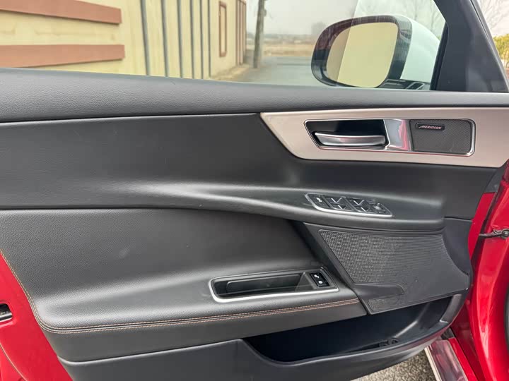 Jaguar XEL 2018 2.0 T 200 PS — фото 14