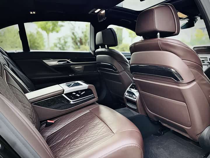BMW 7 Series — фото 16