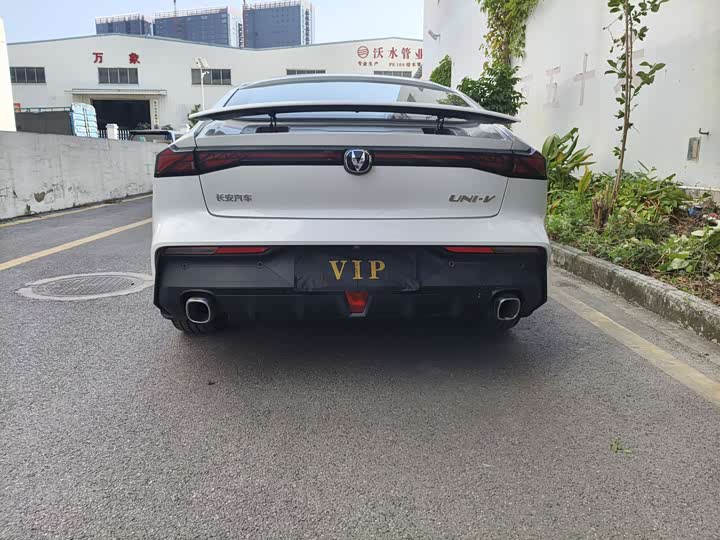 Changan UNI-V 2022 1.5 T Premium — фото 15