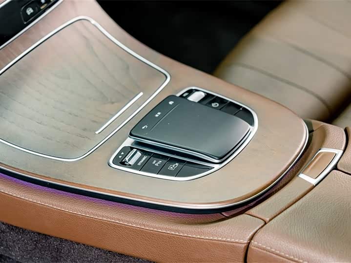 Mercedes-Benz E-Class 2022 E 350 e L — фото 16