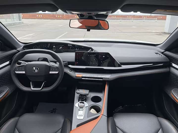 Changan UNI-V 2022 1.5 T Premium — фото 5