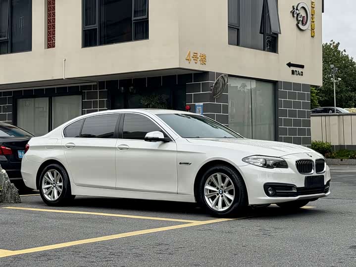 BMW 5 Series 520Li — фото 4