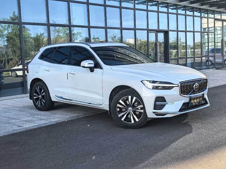 Volvo XC60 2023 B 5 4 WD — фото 1
