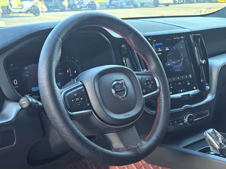 Volvo XC60 2023 B 5 4 WD — фото 10