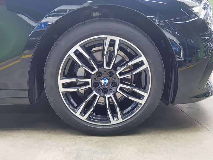 BMW 5-Series 2025 530 Li Leading M — фото 19