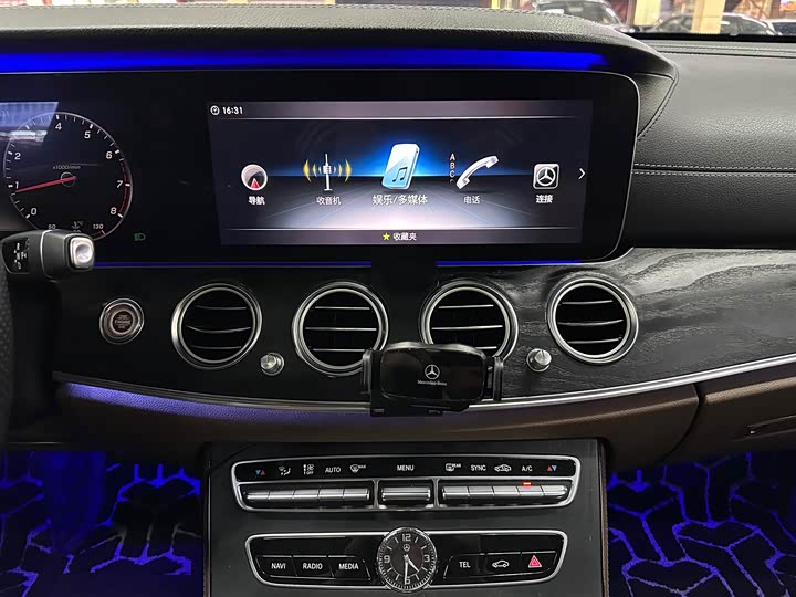 Mercedes-Benz E-Class 2018 E 200 L Sport — фото 11