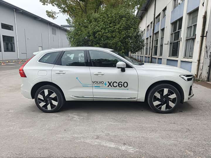 Volvo XC60 Hybrid 2024 T 8 PHEV 4 WD — фото 11