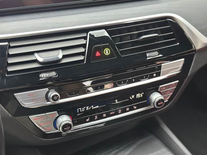 BMW 5-Series 2022 530 Li x Drive M — фото 24