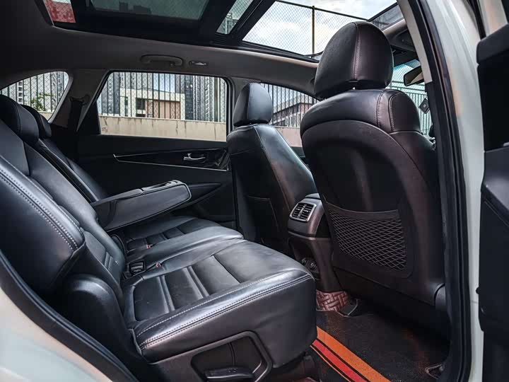 Kia Sorento — фото 15