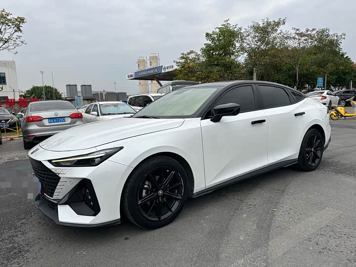 Changan UNI-V 2022 1.5 T Premium — фото 1