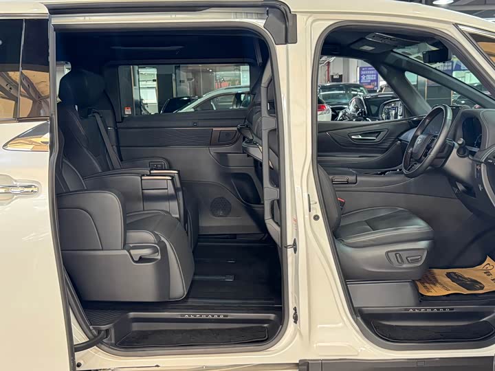Toyota Alphard — фото 12
