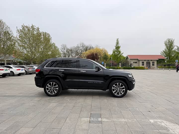 Jeep Grand Cherokee — фото 8