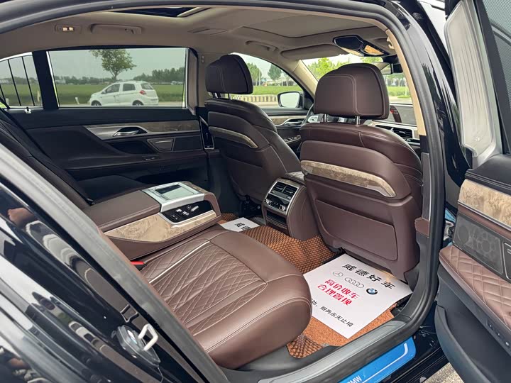BMW 7-Series 2019 740 Li Leading — фото 14