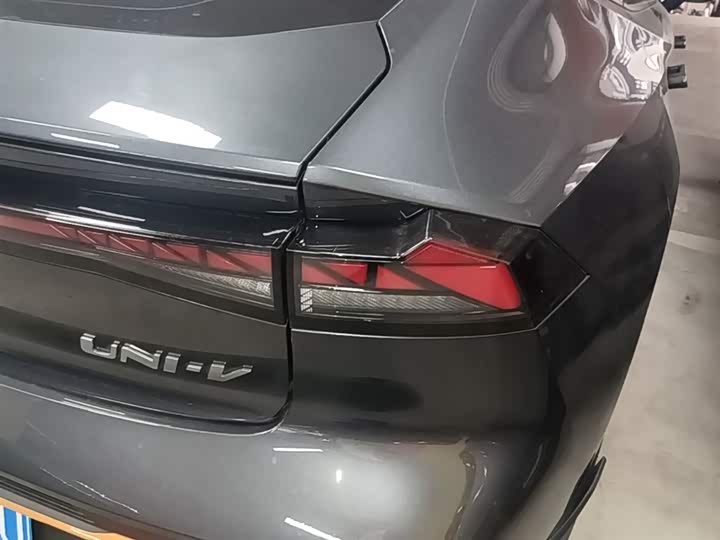 Changan UNI-V 2024 1.5 T Sport — фото 8