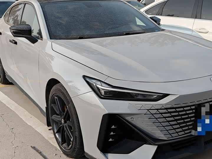 Changan UNI-V 2023 1.5 T Premium — фото 2