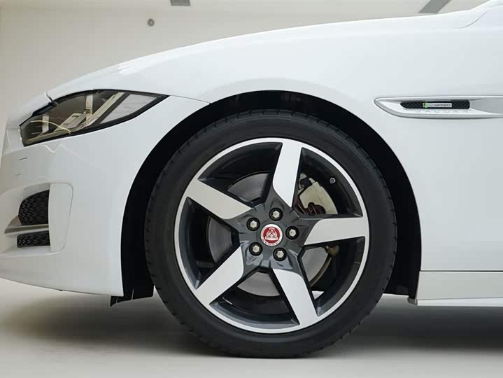 Jaguar XE 2015 2.0 T 240 PS R-Sport — фото 15