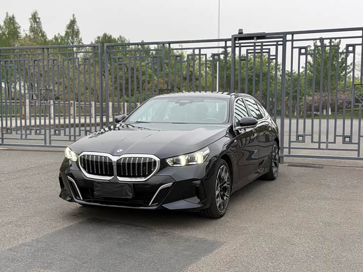 BMW 5-Series 2024 530 Li — фото 1