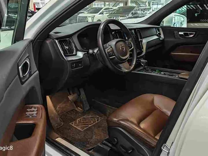 Volvo XC60 2021 T 5 4 WD — фото 4
