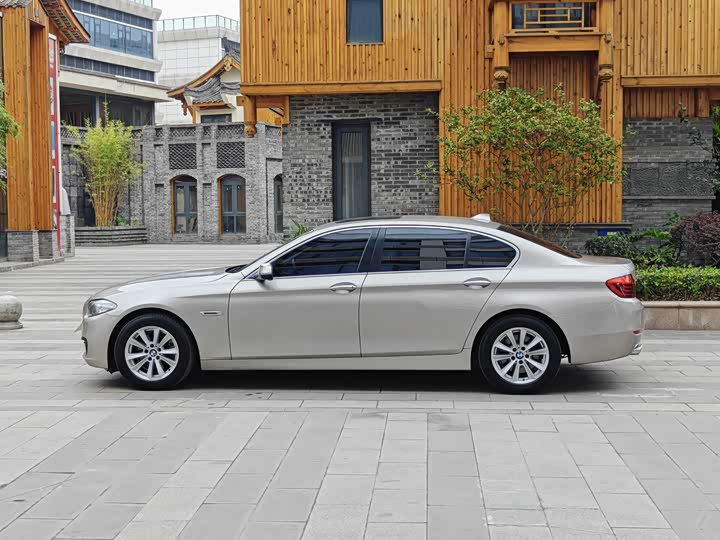BMW 5 Series 520Li — фото 3
