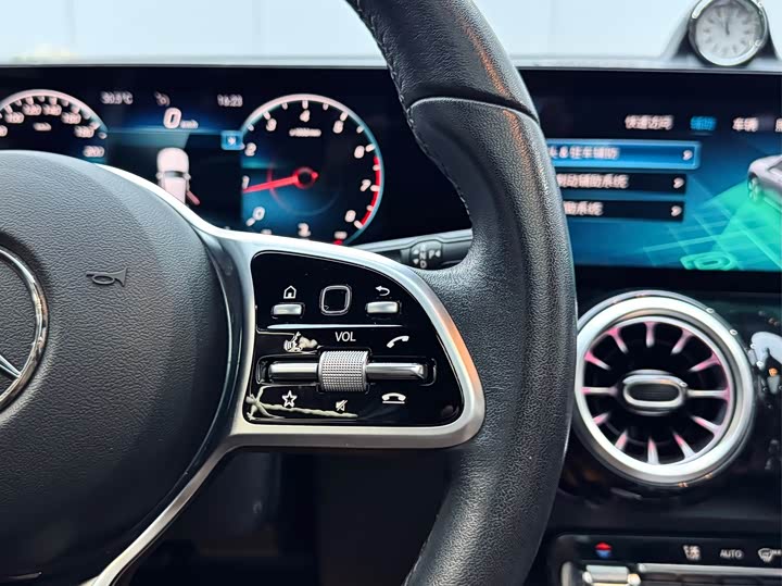 Mercedes-Benz GLB 2021 GLB 200 — фото 21