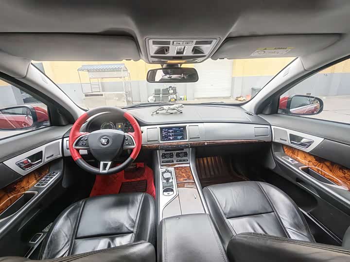 Jaguar XF 2015 XF 2.0 T — фото 11
