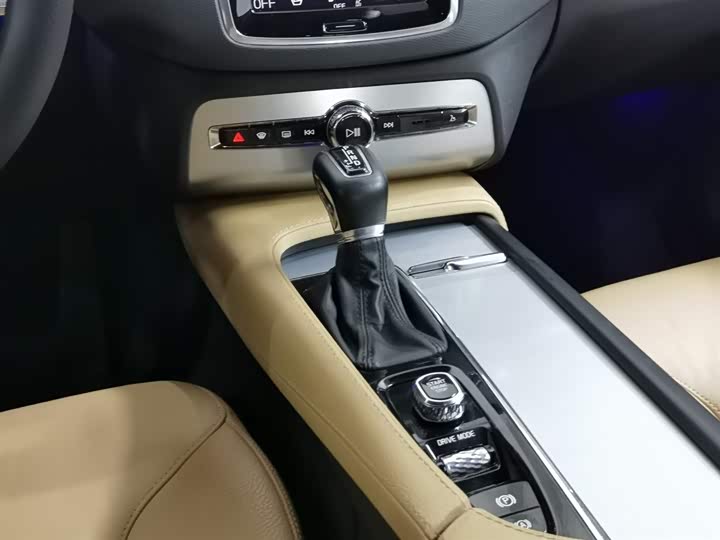 Volvo XC90 2018 T 6 5 — фото 13