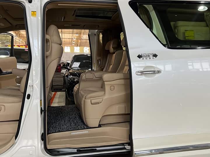 Toyota Alphard — фото 25