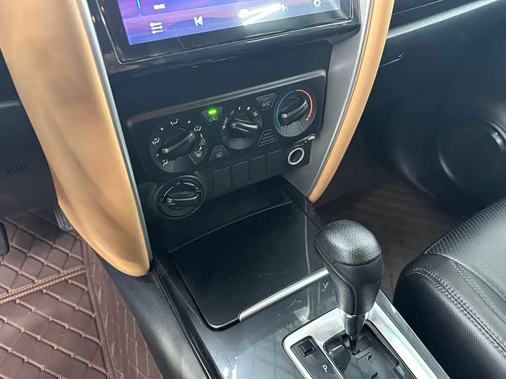 Toyota Fortuner 2017 2.7 L — фото 16
