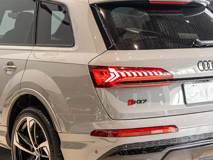 Audi SQ7 2024 4.0 TFSI — фото 20