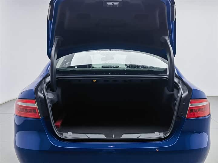 Jaguar XEL 2018 2.0 T 200 PS — фото 16