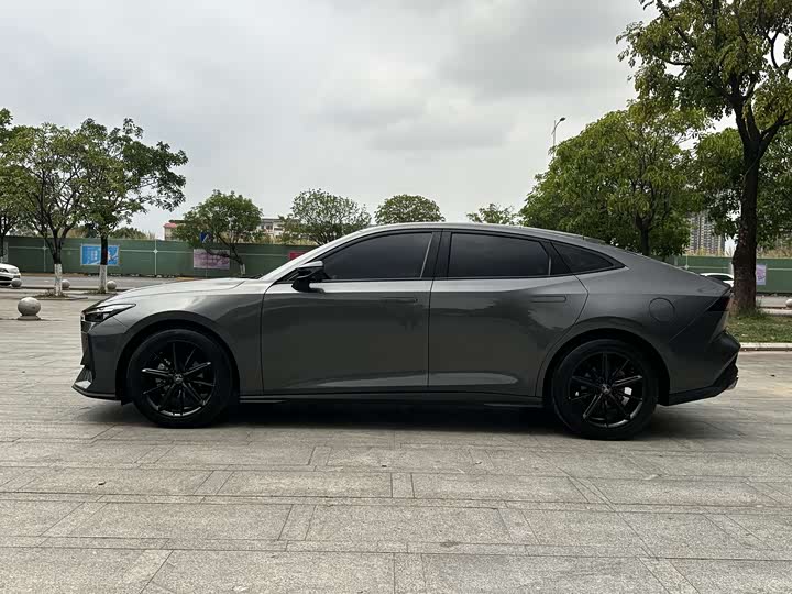 Changan UNI-V 2022 1.5 T Premium — фото 5