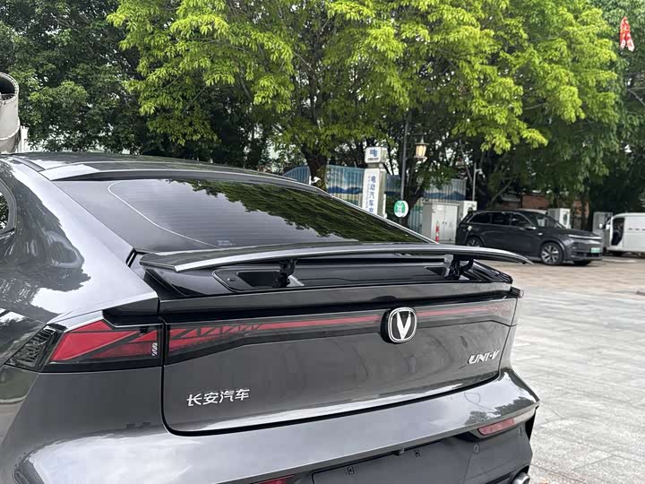 Changan UNI-V 2022 1.5 T Premium — фото 13