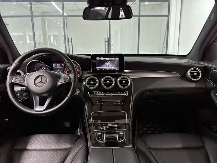 Mercedes-Benz GLC 2018 GLC 260 4 MATIC Luxury — фото 3
