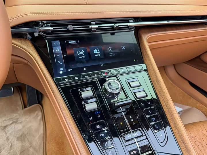 Aston Martin DB12 2023 4.0 T V 8 Volante — фото 9