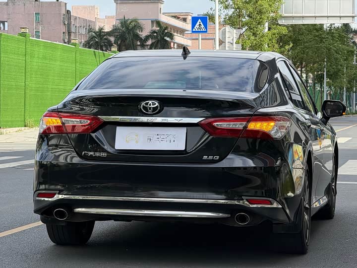 Toyota Camry — фото 14