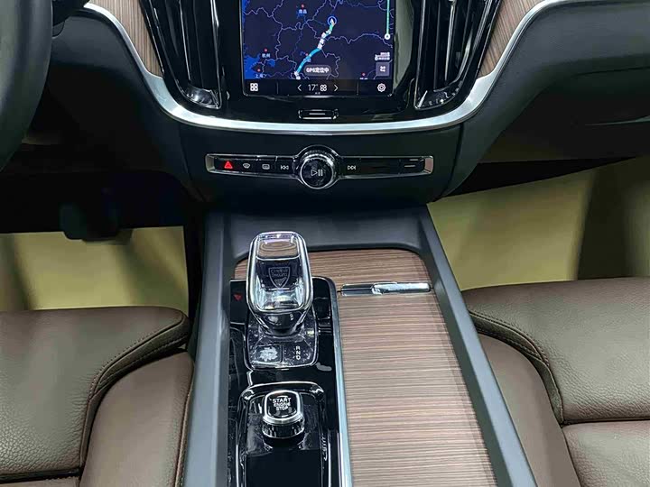 Volvo S60 2025 B 4 — фото 16