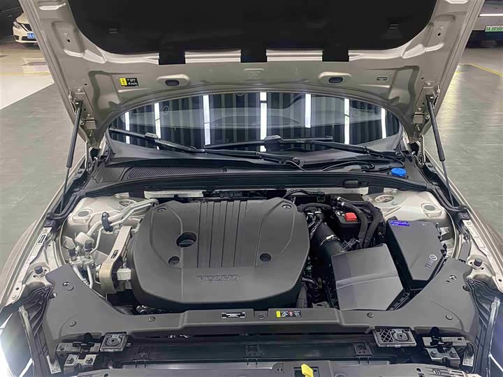 Volvo S60 2025 B 4 — фото 17